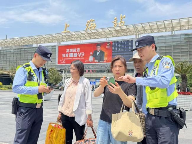 上?；疖囌締稳湛土骰蚱?1萬 警方多舉措保障出行