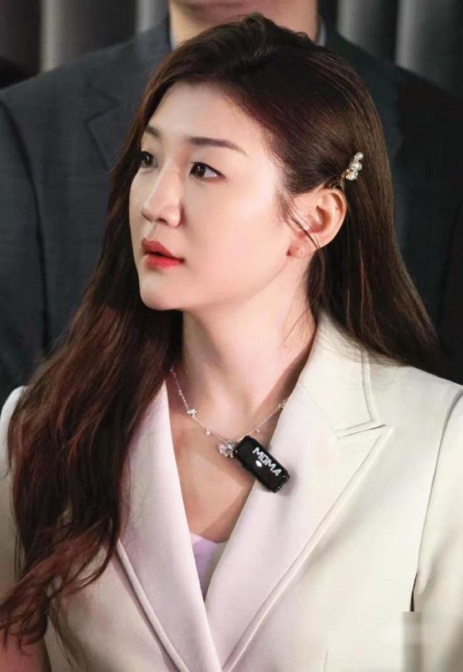 黃曉明陳夢(mèng)家庭聚餐同框 國(guó)乒女神優(yōu)雅亮相