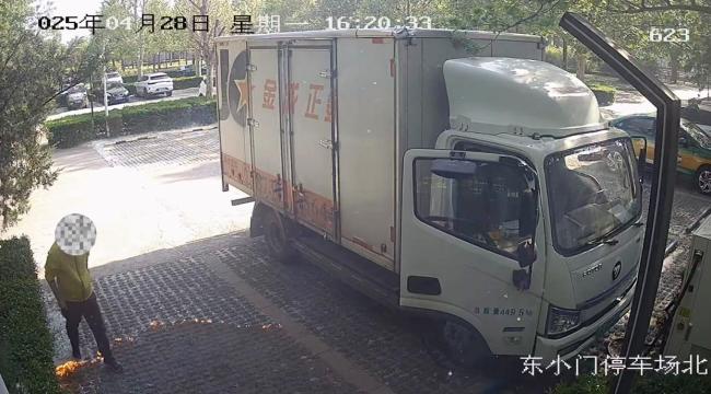 北京男子抽煙順手點(diǎn)燃楊柳絮 被拘10日 過失引發(fā)火災(zāi)