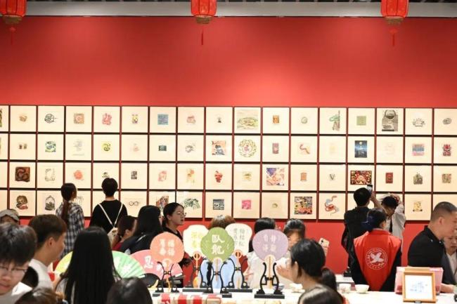 全國(guó)各地景區(qū)開啟“人?！蹦Ｊ?“五一”出游人氣旺
