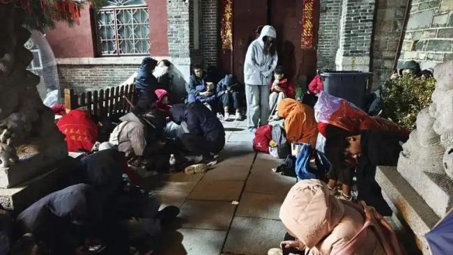 五一夜爬泰山看日出游客發(fā)聲 人潮與寒風(fēng)中的難忘體驗(yàn)