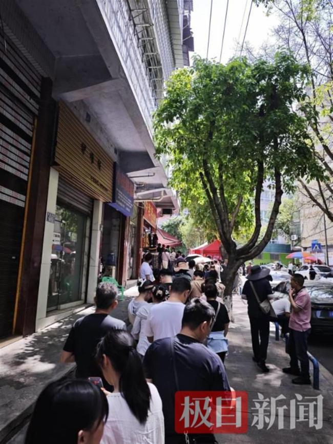 游客擠爆小吃店 老板忙到手抽筋