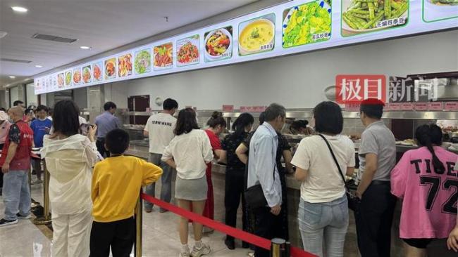 游客在榮昌政府食堂1天吃了千斤豬肉 超7000人就餐創(chuàng)紀(jì)錄