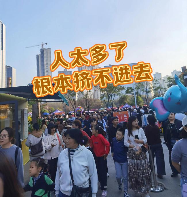多個景區(qū)擁擠程度堪比超市發(fā)雞蛋 五一出游人潮涌動