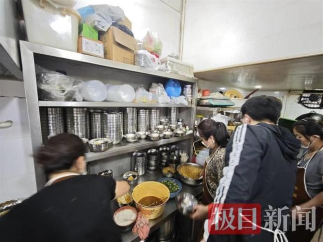 游客擠爆小吃店 老板忙到手抽筋 五一迎來潑天富貴
