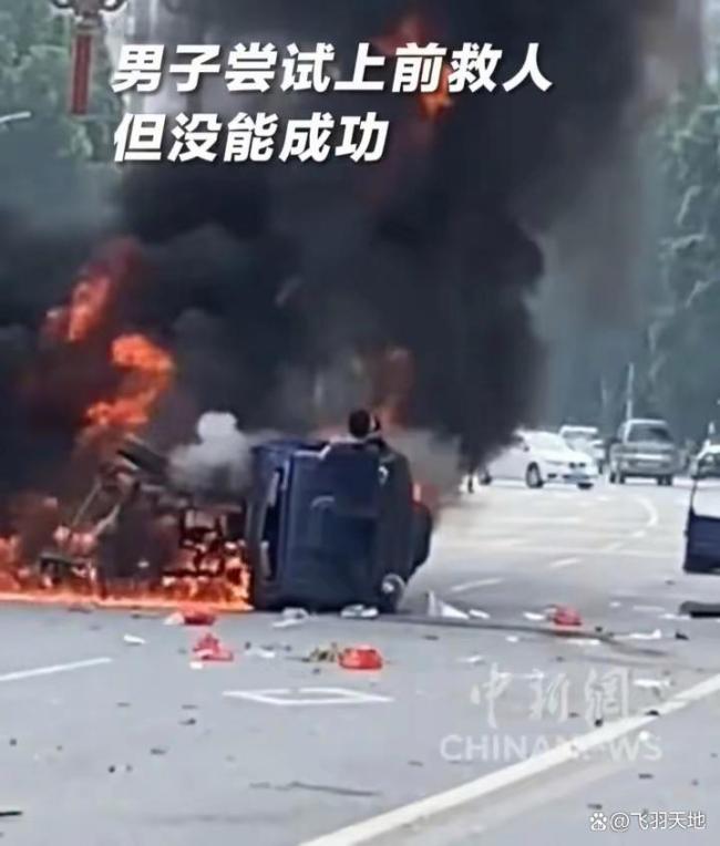 小伙徒手拽車門救出被困司機 生死90秒英勇救人