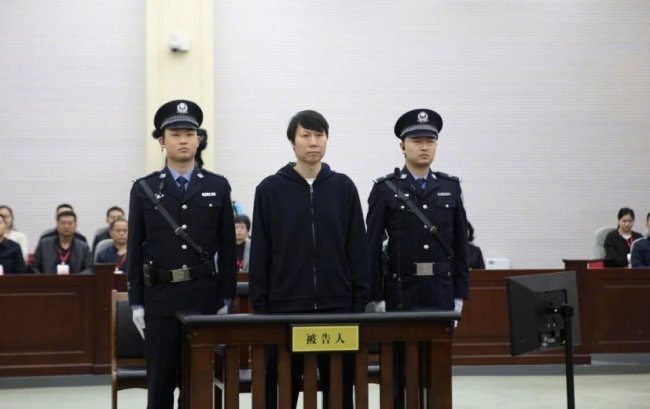 揭秘李鐵監(jiān)獄生活：早6晚9能踢球 服刑日常全解析