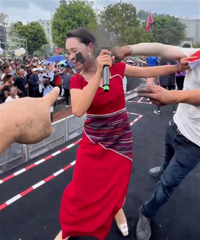 五一旅游遇到云南抹黑節(jié)有多“滇” 體驗(yàn)哈尼族特色狂歡