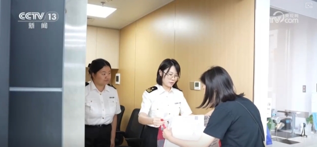 外國游客暢享“即買即退”快樂“買買買”