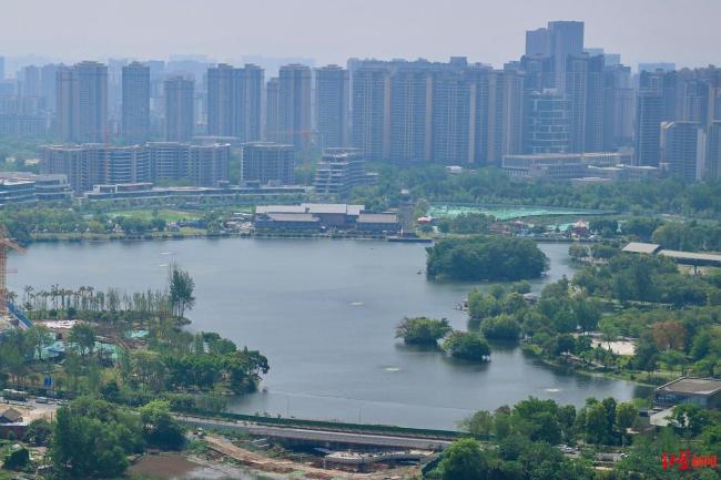 五一假期低空飛行預(yù)約爆火 成都“熊貓飛的”首航