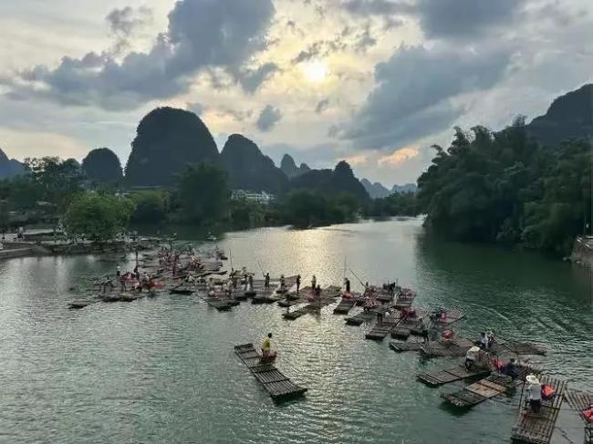 五一漓江游船畫面堪比赤壁之戰(zhàn) 竹筏聚集引熱議