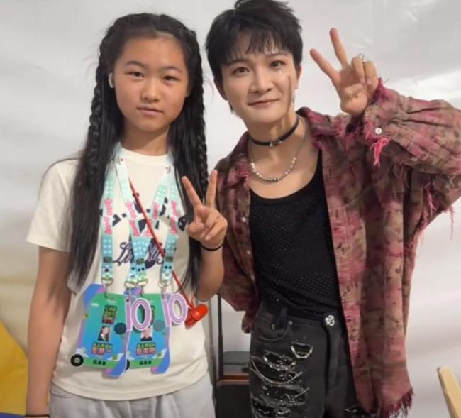 岳云鵬帶女兒參加音樂節(jié) 溫馨家庭時光