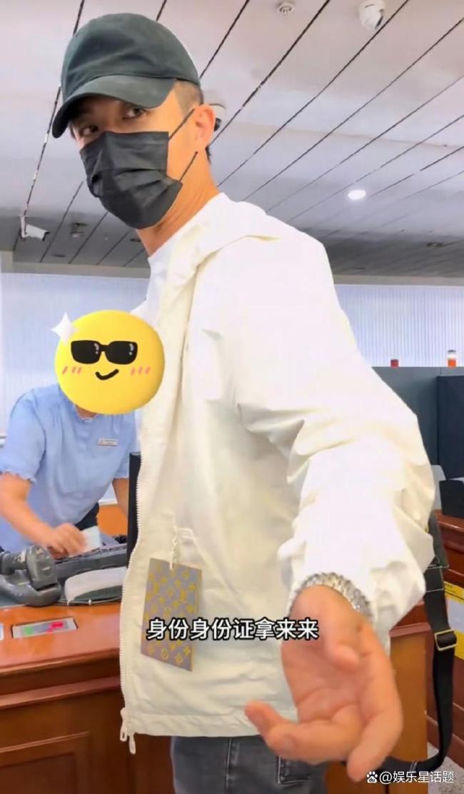 李澤鋒被粉絲蹭托運 重新定義“粉絲服務(wù)”