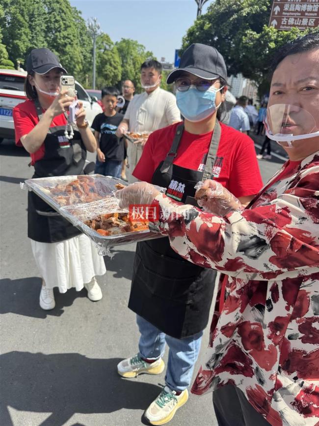 榮昌愛心車隊志愿者收到游客投喂 鹵鵝哥現場送溫暖