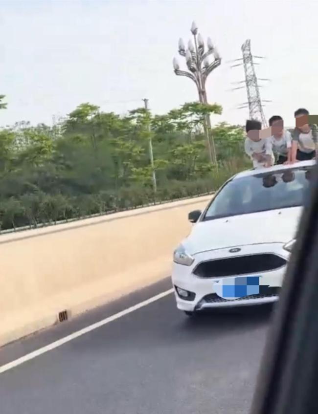 网友开车遇到3个小男孩坐车顶 危险行为引关注