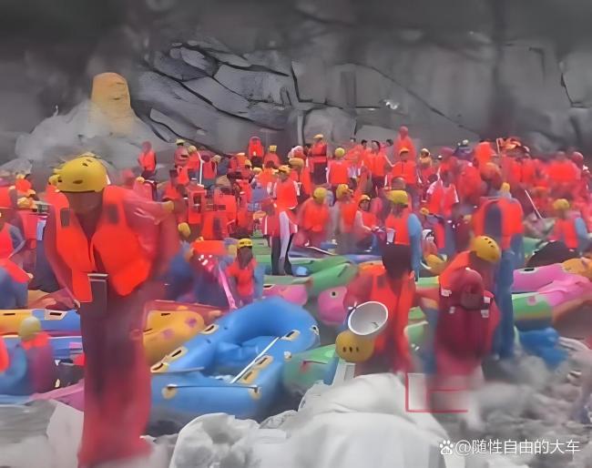 陜西漂流翻船當事人稱2個座擠5個人 超載疑云引發(fā)爭議