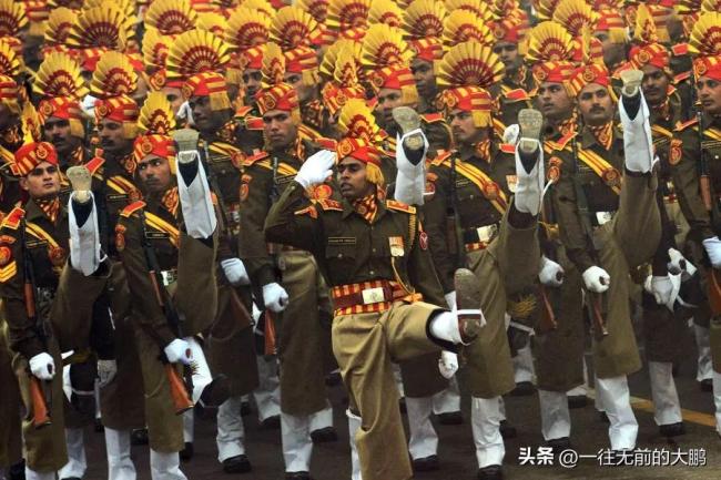解放軍亮相紅場引發(fā)轟動,，與留學(xué)生齊唱“強軍戰(zhàn)歌”,，外網(wǎng)吵翻了