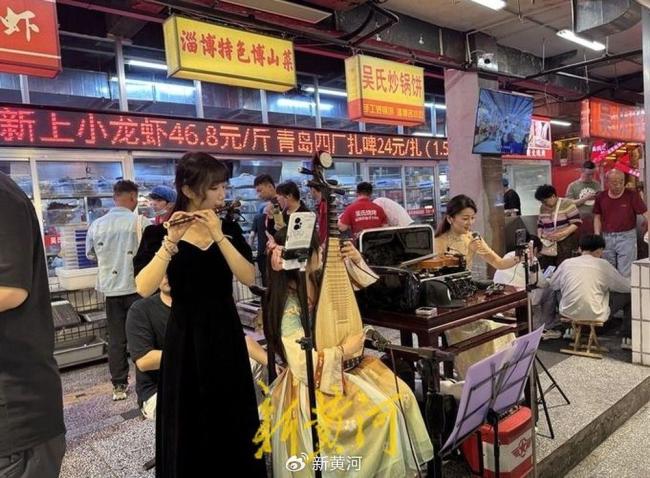 淄博一燒烤店日備4萬(wàn)串 五一游客爆滿