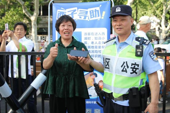 游客與女兒走散武警官兵尋回 西湖最溫暖守護(hù)