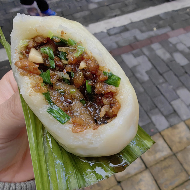 榮昌政府食堂有黃涼粉鹵鵝等美食 五一假期游客爆滿