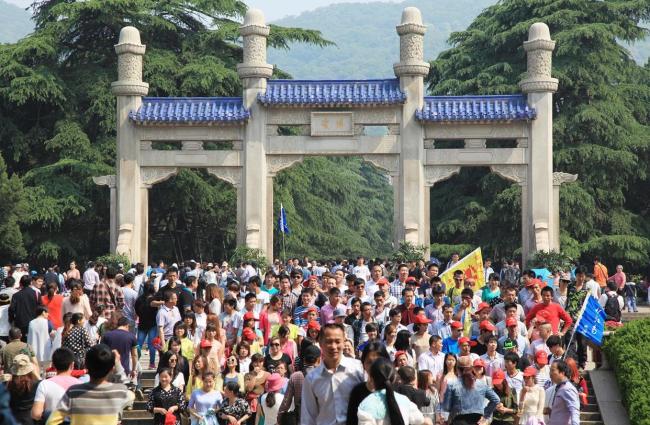 五一敦煌月牙泉景區(qū)目之所及全是人 出征匈奴的大軍再現(xiàn)