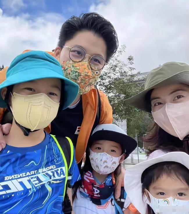 郭晶晶霍啟剛一家五一假期踏青 溫馨畫面曝光