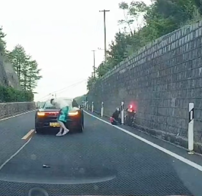 警方通報(bào)男子超車(chē)撞倒摩托車(chē) 肇事者換車(chē)牌無(wú)視傷者引發(fā)公憤
