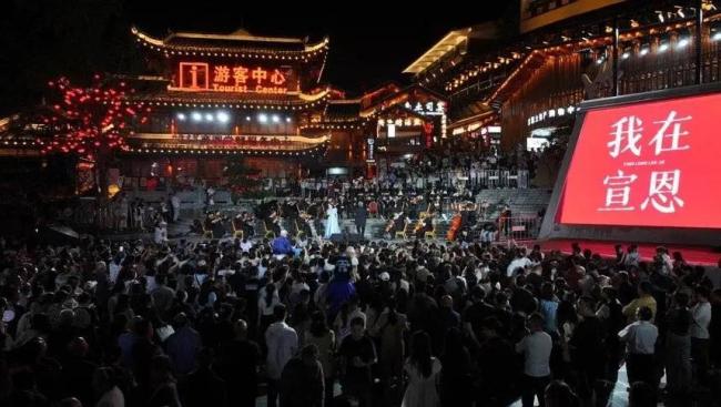 文旅局長回應(yīng)帶4名游客回家住 善意互動溫暖人心