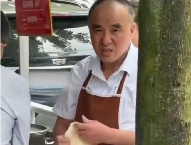 重慶榮昌扯面大爺累到“表情失控” 走紅網(wǎng)絡(luò) 顧客仍排長隊