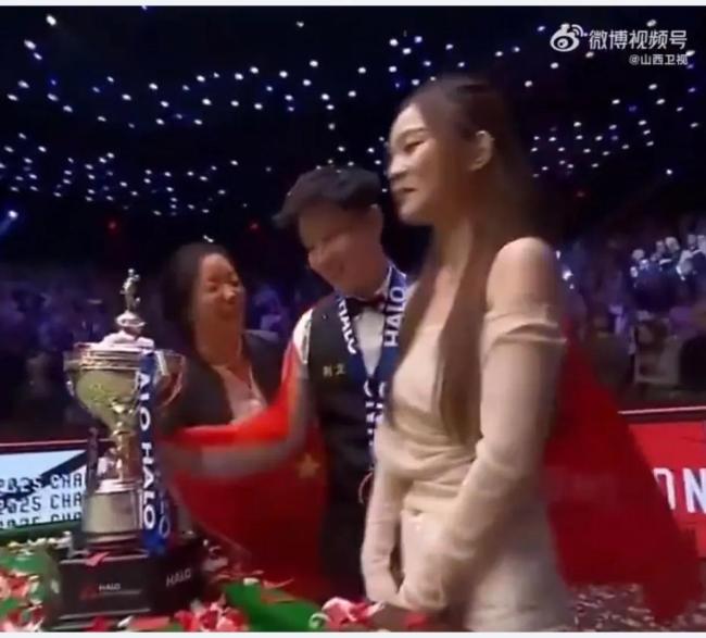 女友上臺后細(xì)心為趙心童整理頭發(fā) 甜蜜瞬間引爆全場
