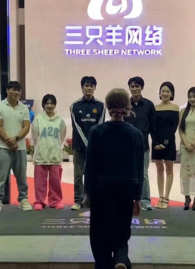 小楊哥愛徒卓仕琳近照曝光,，煥發(fā)新生，在廣東與一幫好友吃喝玩樂