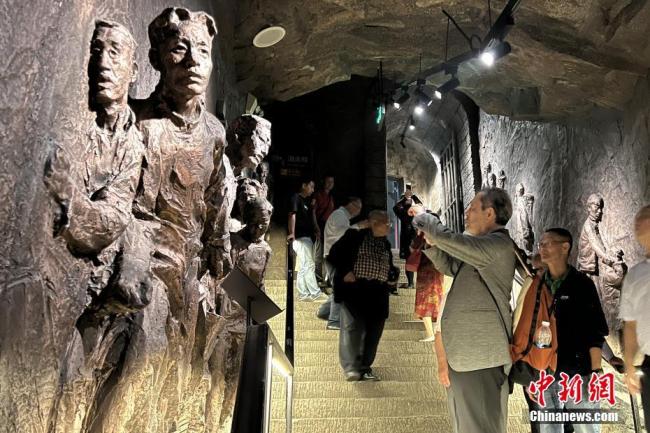 日本訪問團(tuán)參觀重慶大轟炸慘案遺址 了解日軍殘暴罪行