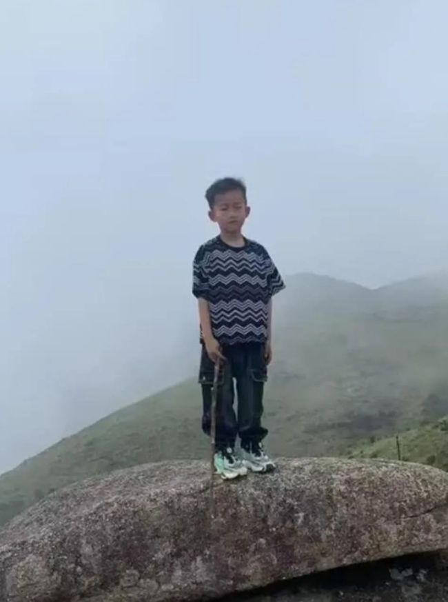 8歲男孩在山中走失已超48小時，有游客曾偶遇
