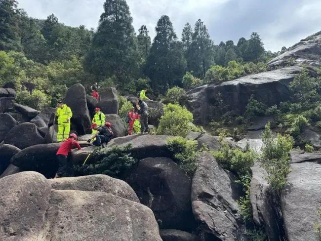 温州独自爬山失联男子遗体被发现 救援队艰难搜寻