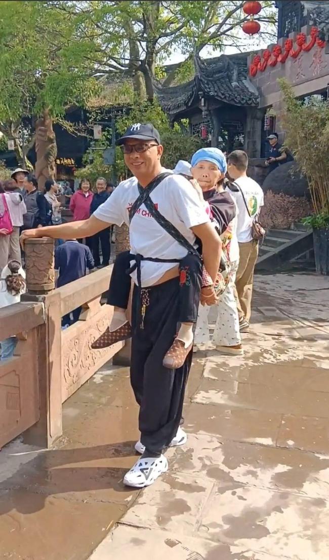 五旬兒子背88歲母親逛景區(qū)