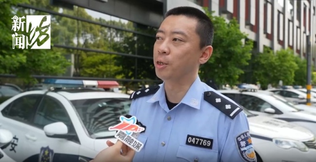 上海高速驚現(xiàn)“流浪”小孩 民警暖心安撫