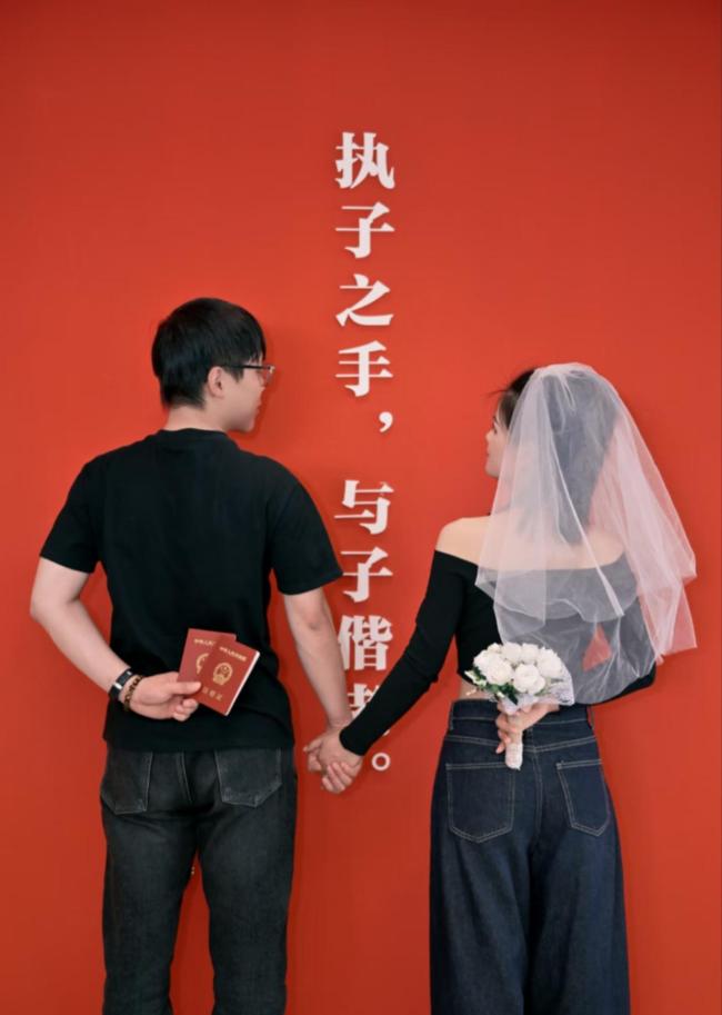 知名攝影師月入2萬(wàn)元,！這屆年輕人帶火了領(lǐng)證跟拍 記錄幸福瞬間
