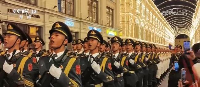 仪仗队在俄彩排后招呼中国游客合影