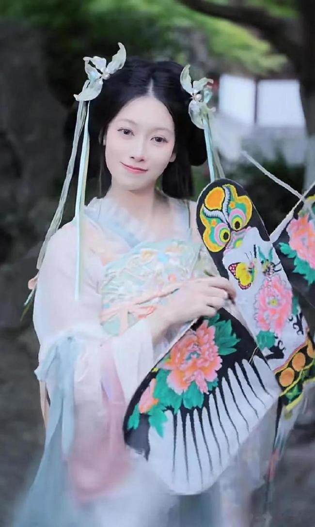 體操冠軍吳柳芳改賽道了,，穿民族服裝美美噠