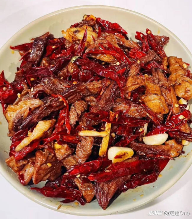 90后當起“做飯阿姨”，不打卡月入上萬 家政行業(yè)新趨勢