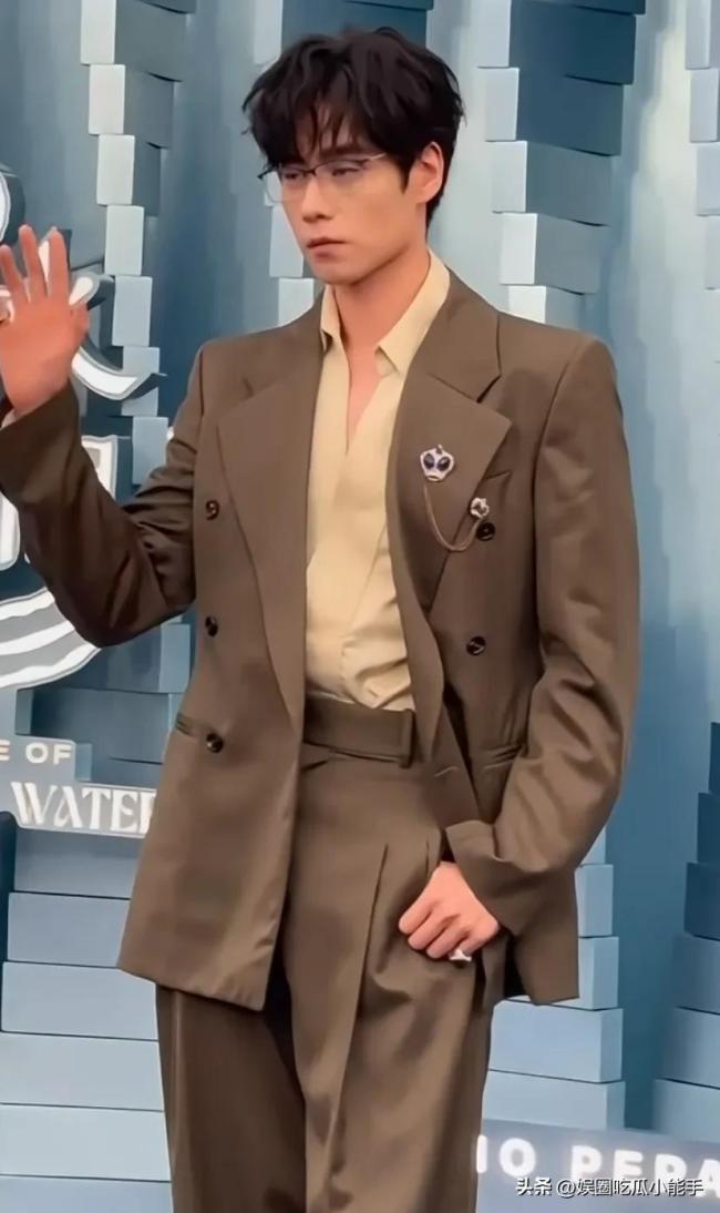 胡杏儿周柏豪亮相《水舞间》红毯 众星都聚澳门