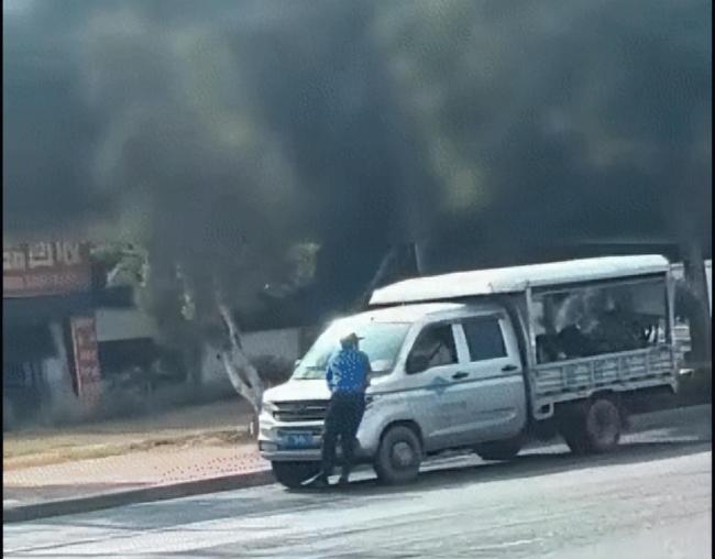 廣西一城管扒車引擎蓋遭拖行 事件引發(fā)公眾關(guān)注
