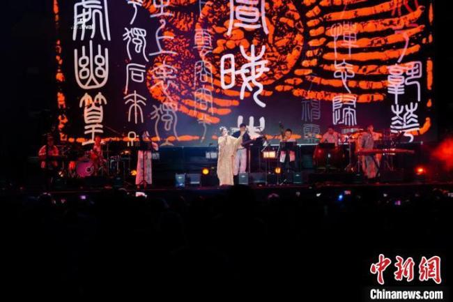 龔琳娜首秀北京草莓音樂節(jié) 傳統(tǒng)與現(xiàn)代的完美融合