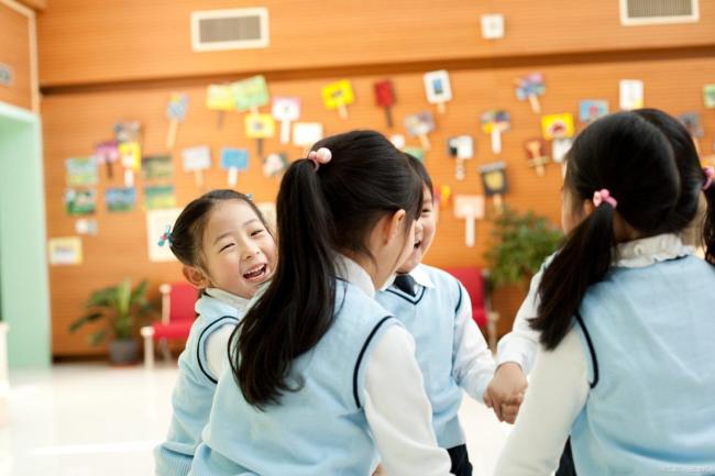 学生班级搞孤立老师坚定停课惩治
