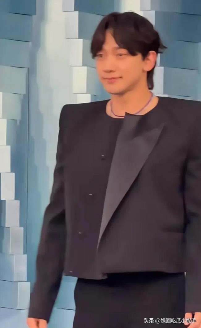 胡杏儿周柏豪亮相《水舞间》红毯 众星都聚澳门