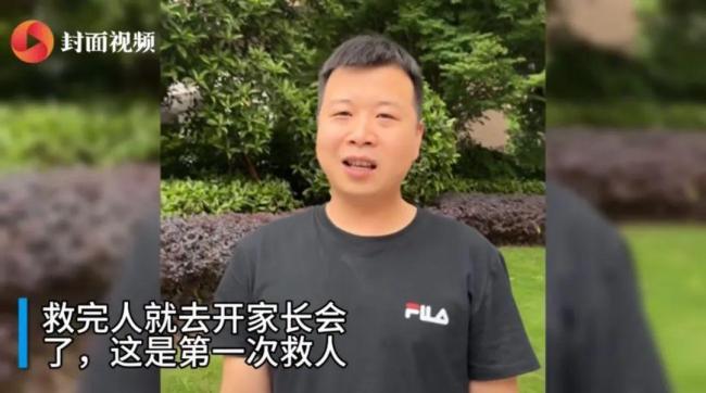 四川兩男子輪流托舉救出墜河司機