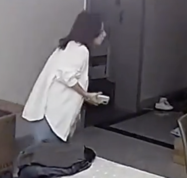 女子打開(kāi)老公睡覺(jué)房間被熏到 異味引發(fā)家庭深思