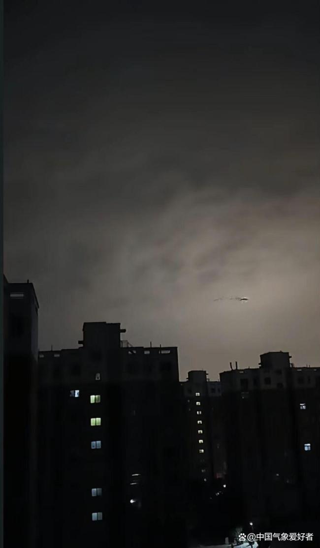西安閃電在夜空炸裂亮如白晝，網(wǎng)民說(shuō)他拍到龍,，專家回應(yīng)：可能小需研究