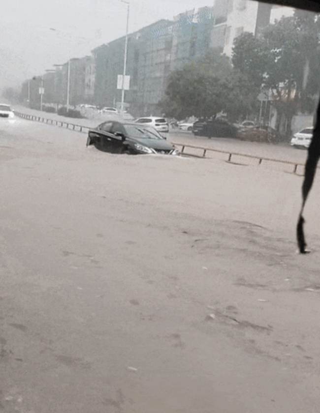 廣州網(wǎng)友稱今天暴雨中開車如開船 街道積水嚴(yán)重