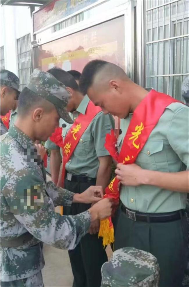 小伙泳池溺水 警察跪地救人8分鐘緊急心肺復蘇